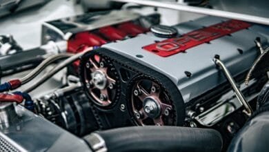 Un gros plan d’un moteur Opel avec sa courroie de distribution visible et parfaitement installée.