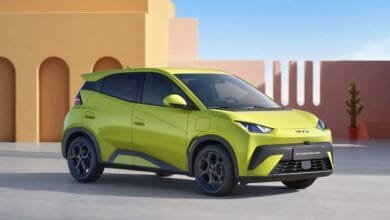 Vue extérieure du BYD Dolphin Surf, finition vert vif, design compact et lignes sportives modernes.
