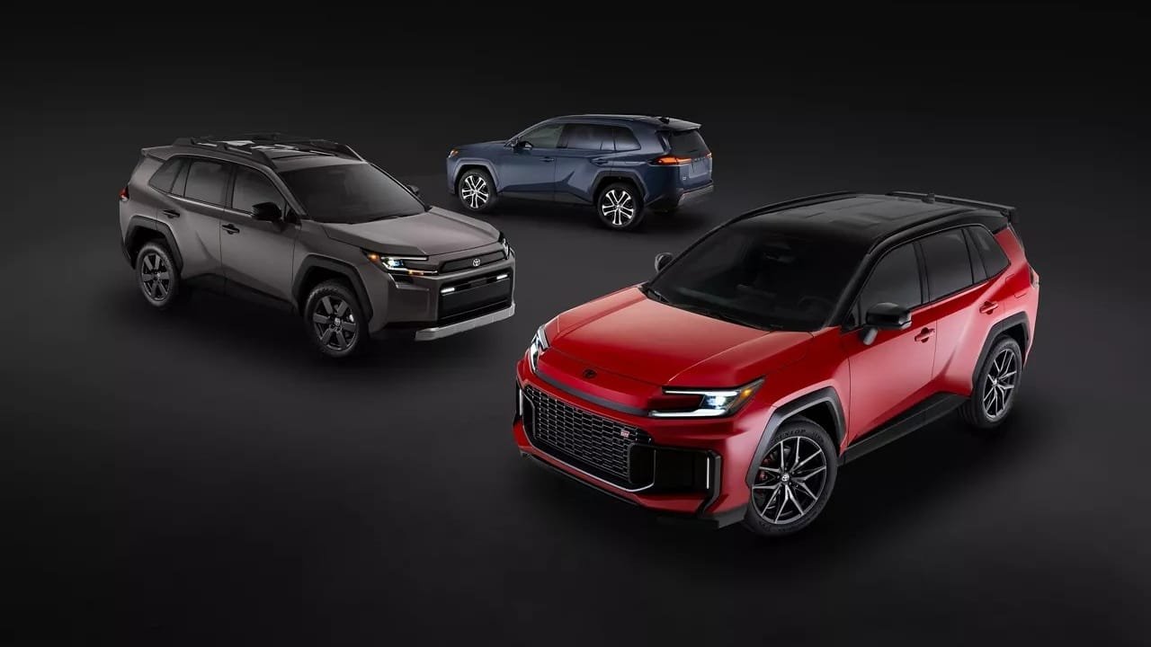 Trois Toyota RAV4 hybrides rechargeables 2026 dans différentes couleurs sur un fond sombre et uni.